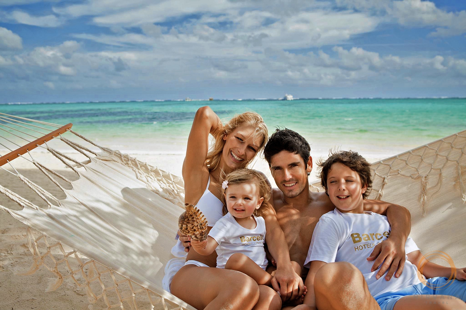 Дети богатство семьи. Семья на море. Семья на пляже. Счастливая семья с детьми на море. Семья на отдыхе.